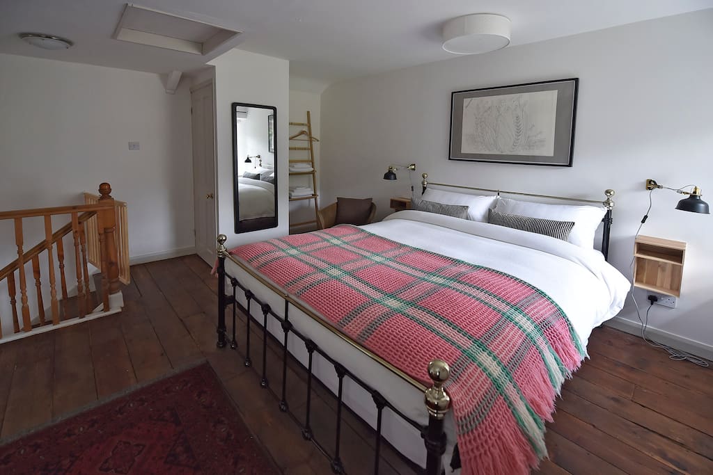 Queen sized bed (UK King)