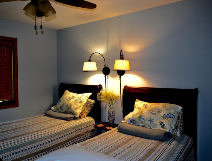 El segundo dormitorio tiene dos camas individuales, sábanas, colcha, iluminación, alfombra y una nueva capa de pintura.  El armario es bastante grande.
