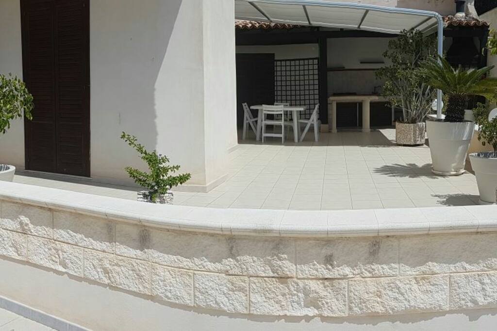 Veranda retro con cucina-barbecue,doccia-lavanderia il tutto privato del Guest House Adele
