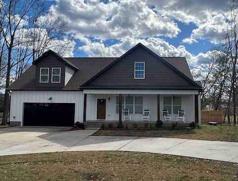 Modern Farmhouse on 1.5 Acres – Near Chattanooga