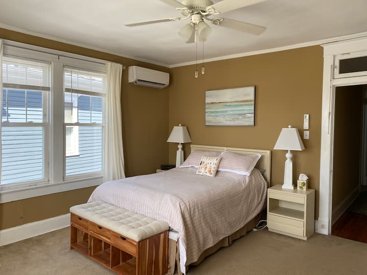 Dhomë gjumi me diell me krevat dopio "queen" me tavane të larta me ventilator tavani. Mini-split mundëson ngrohjen/ftohjen me telekomandë në mur pranë derës.