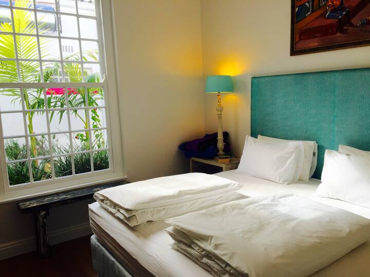 Spavaća soba s bračnim krevetom