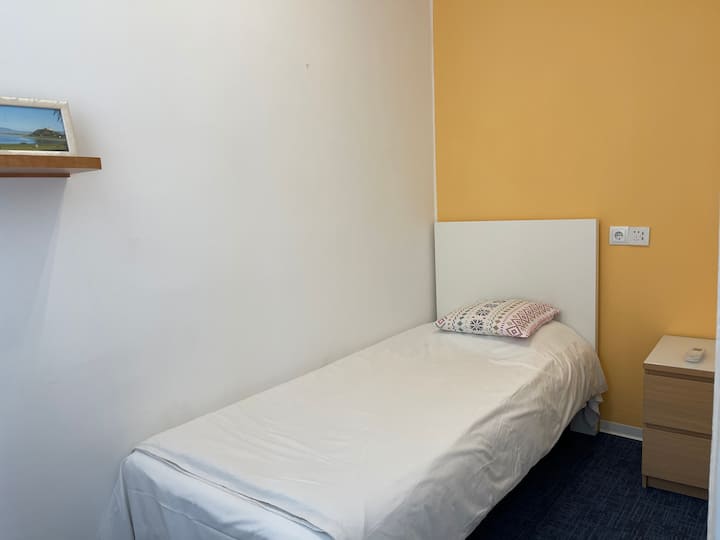 מיטת היחיד של החדר הראשון.