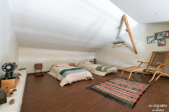 Chambre mezzanine. Matelas en latex naturel et draps en coton bio. 