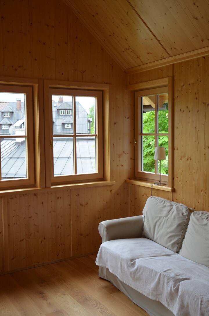 Sala de estar superior con cama matrimonial y banco para 3 personas
