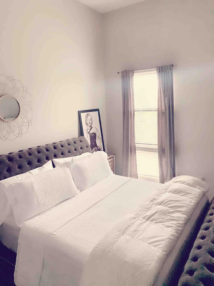 豪华宽敞明亮的卧室，配备55英寸智能电视豪华设备。加大双人床是您阅读过评价中最多的加大双人床。