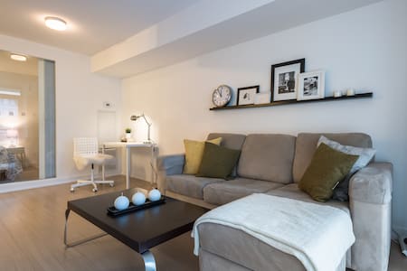 Modern Condo near CN Tower WITH FREE PARKING