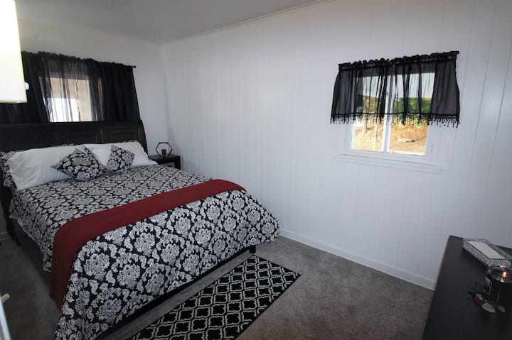 ห้องนอนหลัก - เตียงควีนไซส์