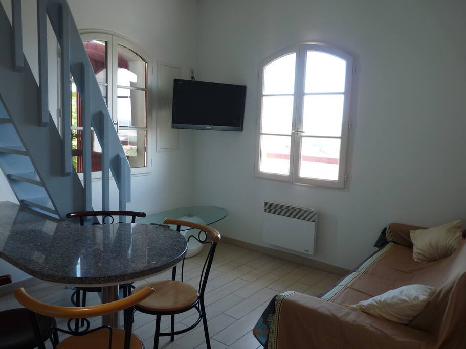 Coin repas canapé et télévision