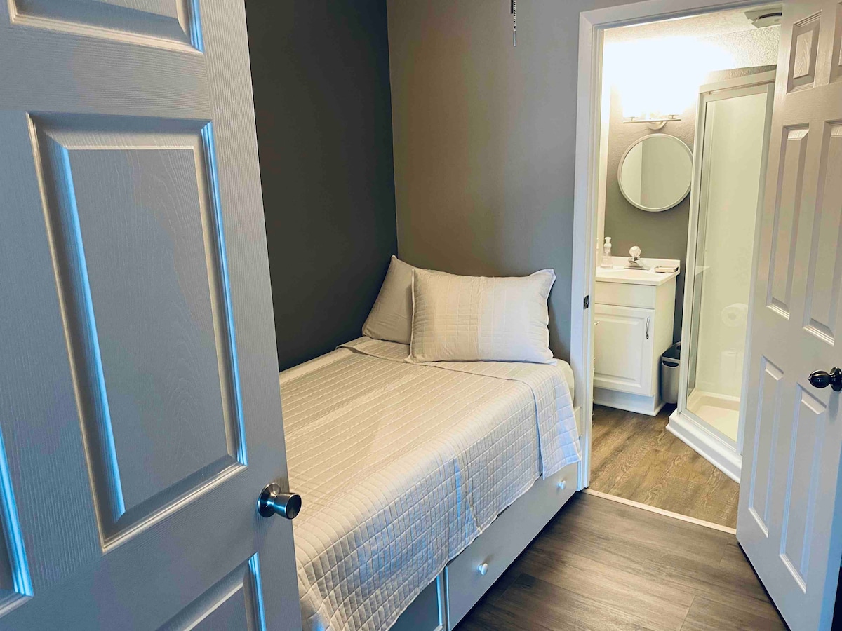 客房- (1)双人床、全功能卫生间和洗衣房