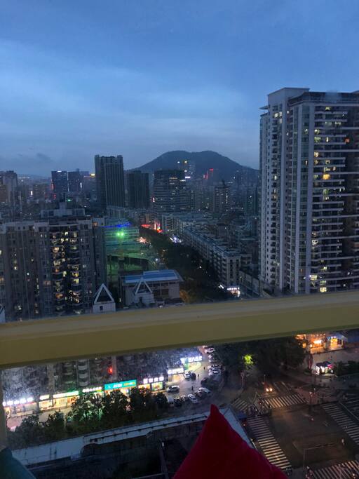 在这里你可以透过窗户看腾讯大楼,芒果网大厦(湖南卫视)Here you can see tencent tower, mangos tower (hunan TV) through the window.
