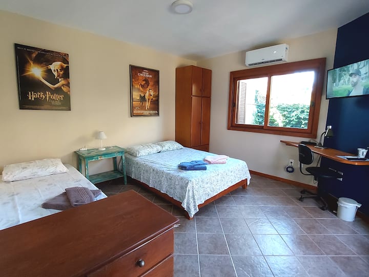 ห้องนอนมีเตียงคู่เตียงเดี่ยวสมาร์ททีวีโต๊ะทำงานตู้เสื้อผ้าและเครื่องปรับอากาศ