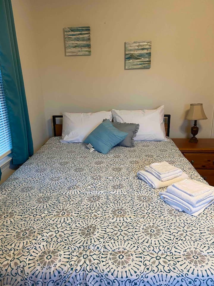 ห้องนอน 3 มีเตียงชานชาลาขนาดควีนไซส์พร้อมเตียงสองชั้น 