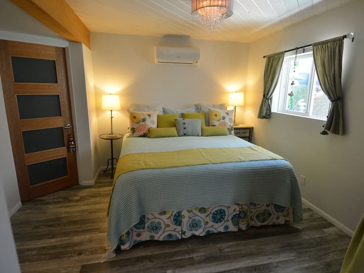 特大双人床、迷你分体式空调和暖气