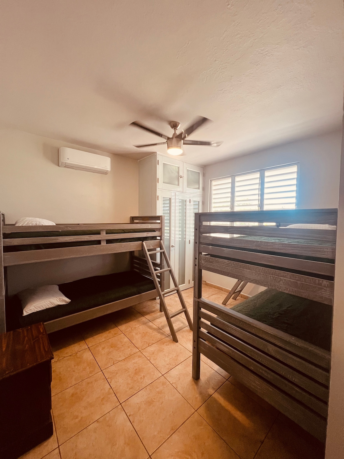 ห้องนอนสองชั้น -- 4 เตียงคู่