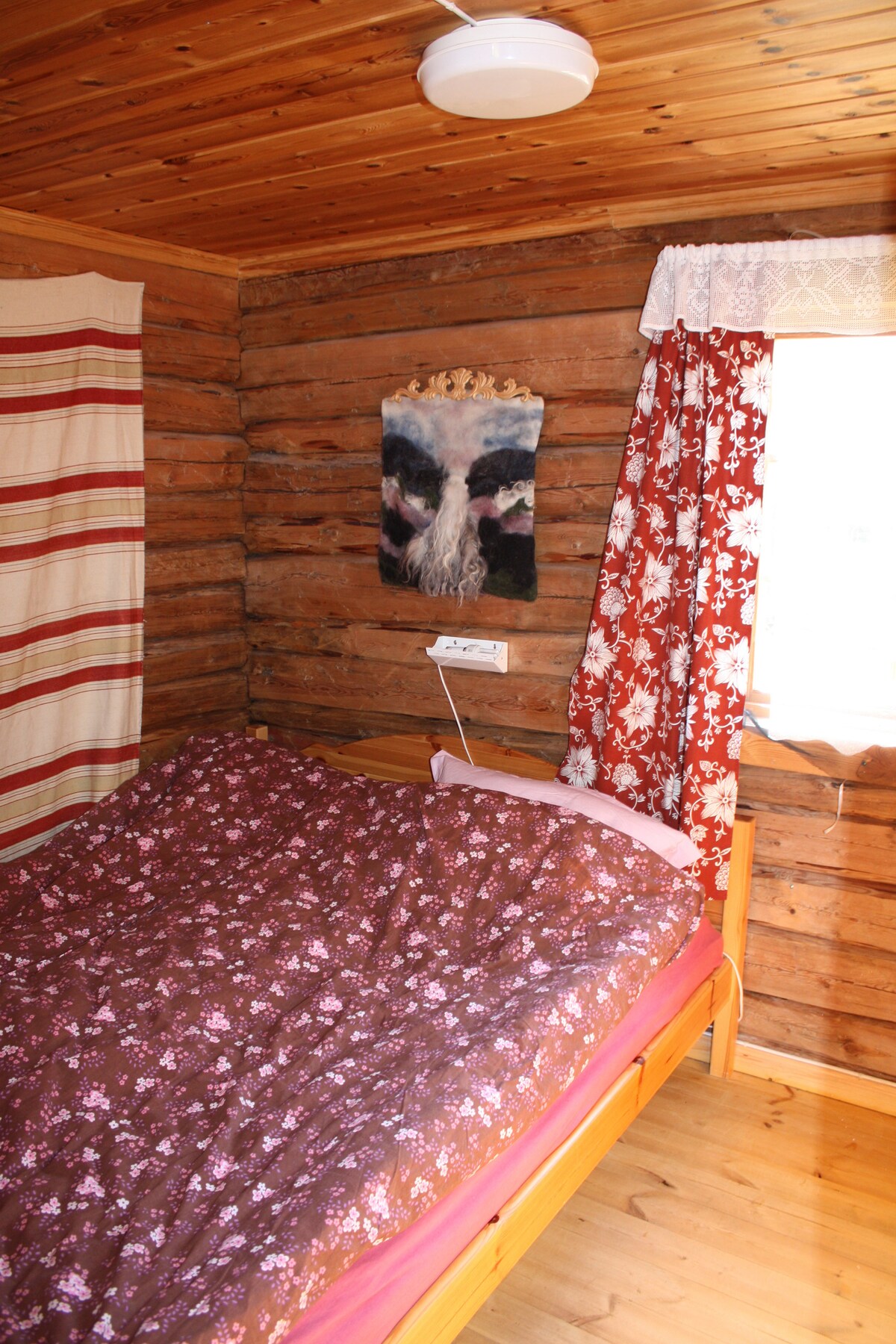 غرفة نوم وسرير بحجم كبير. سرير الرضع متاح عند الطلب.