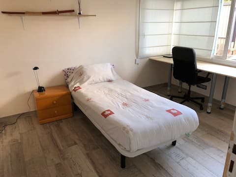 Cozy room with ensuite in Sant Cugat