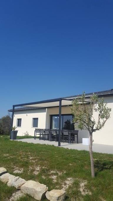 Grande maison moderne sur terrain de 1500m2. Terrasse de 40m2 idéale pour les barbecues et profiter de la vue imprenable sur les montagnes. Vous pouvez vous relaxer dans la baignoire balnéo pour deux personnes après une bonne séance de sport dans la salle de sport. La maison a le chauffage au sol/ clim réversible et est extrêmement lumineuse (exposée plein sud avec des baies vitrées et notamment une à galandage de 3m)