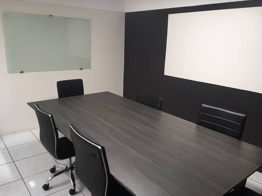 Con sala de juntas (dos horas incluidas diariamente)