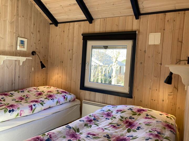 חדר שינה עם 2 מיטות יחיד.