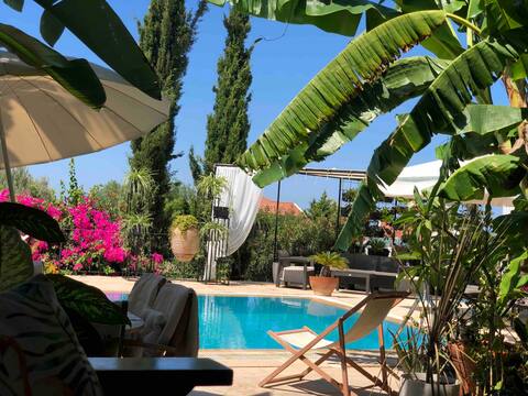Leyla’s sweet retreat. Lux rm/gdns, pool/breakfast