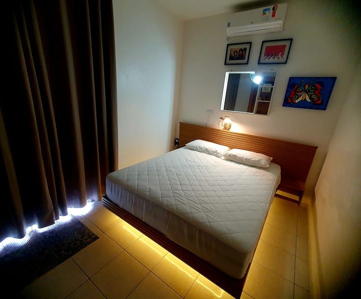 2. hálószoba - Queem ágy/matrac, légkondicionálás és az utcára néző erkély.