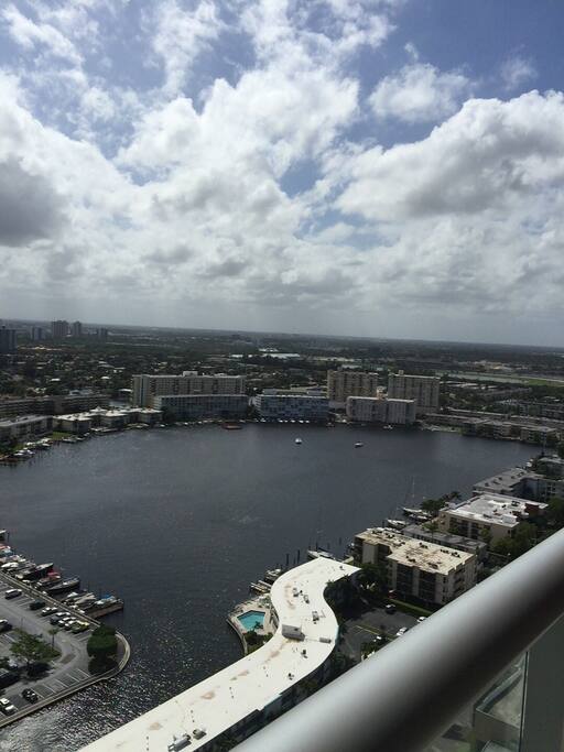 VISTA DE LUJO DEL GOLDENN ISLES LAKE DESDE LA TERRAZA DEL APARTAMENTO