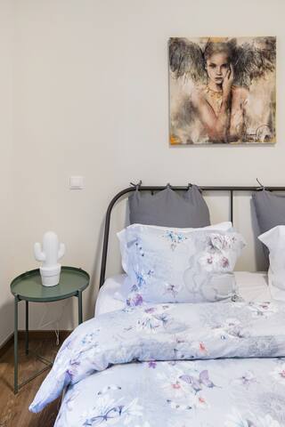 Urban Chic Home with Cityscape Vistas gallery image 2