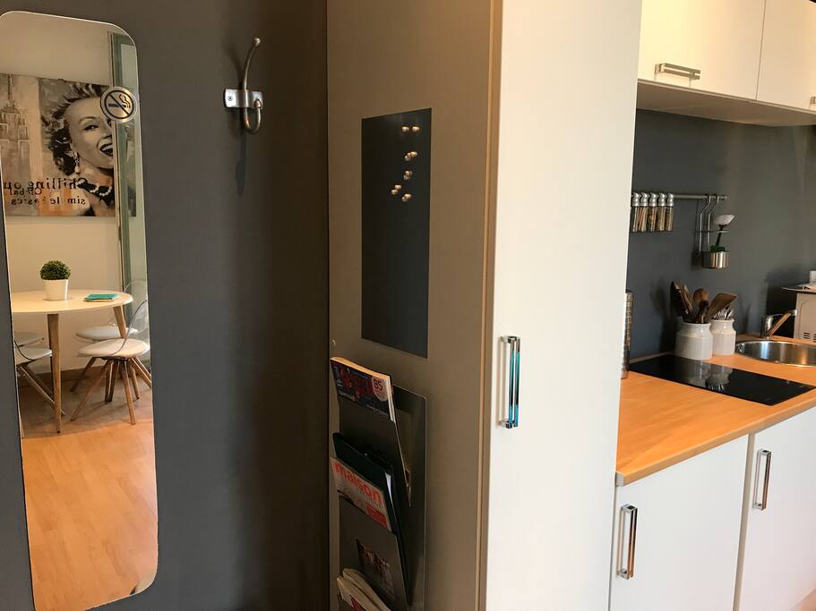 Une entrée avec miroir, revues ..