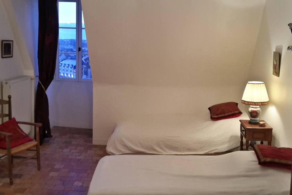 Chambre blanche a deux lits
vue sur jardin et rue