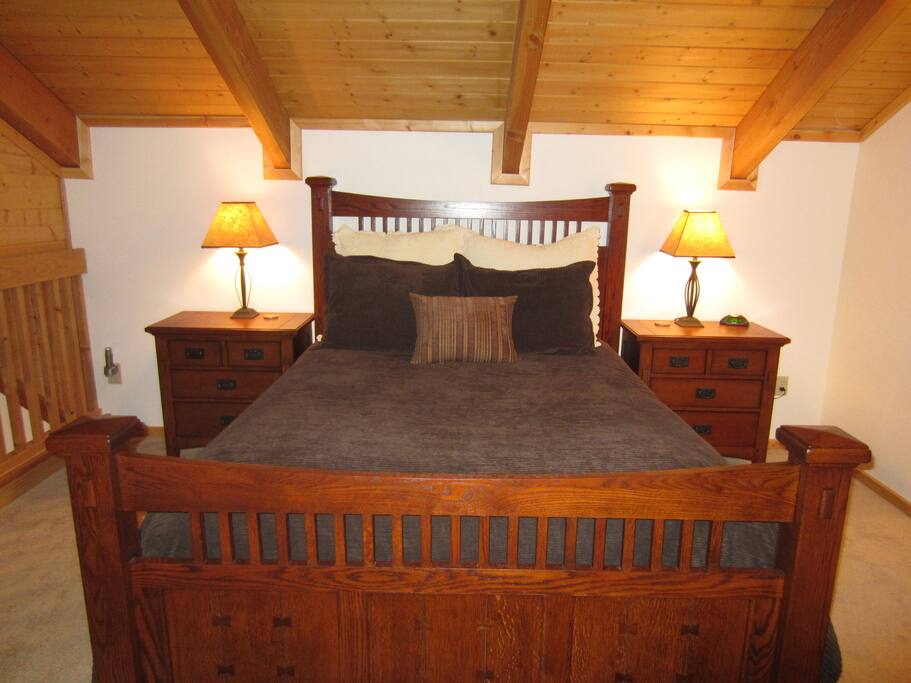 Queen bed, with hotel quality sheets.
