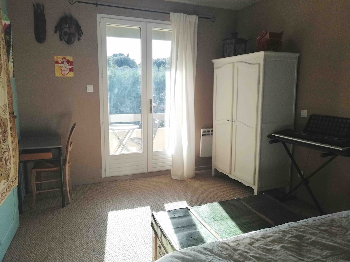 可欣赏日光浴室、游泳池和花园。