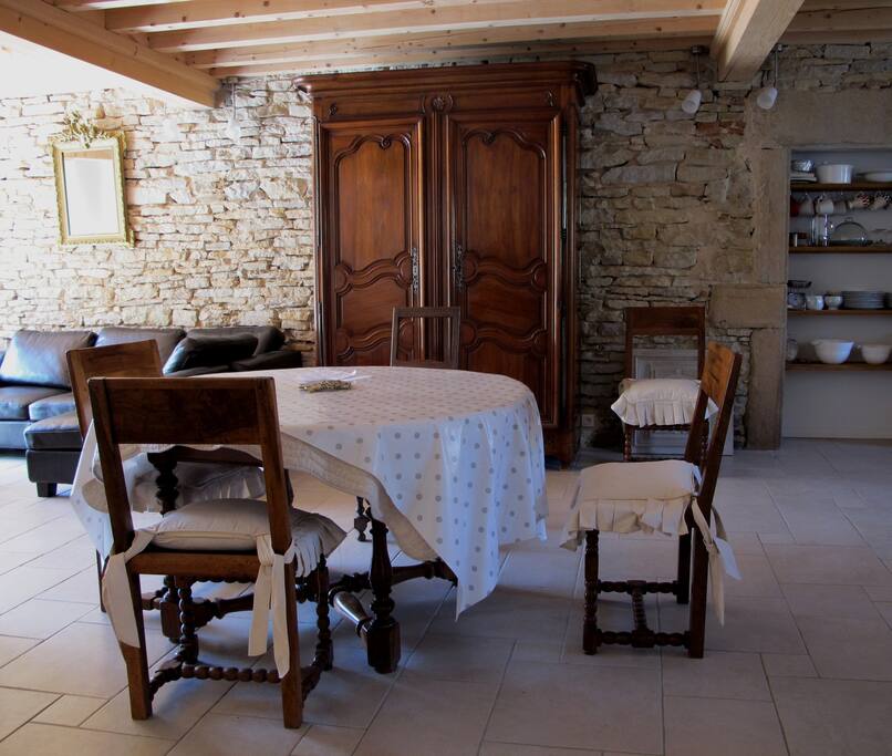 le vaste séjour avec cuisine ouverte