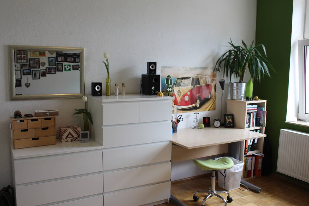Ich kann dir etwas Platz in meinen Schubladen machen, sodass du dich richtig einrichten kannst.
-
I can give you some space in my waredrop so that you can make yourself comfortable. :)