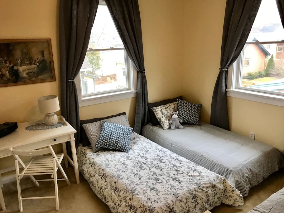 The desk bedroom can be arranged with three twin beds (two low, one tall).
