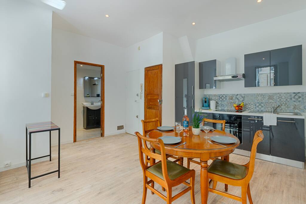 La cuisine toute équipée et la table pour vos repas / The fully equipped kitchen and the table for your meals
