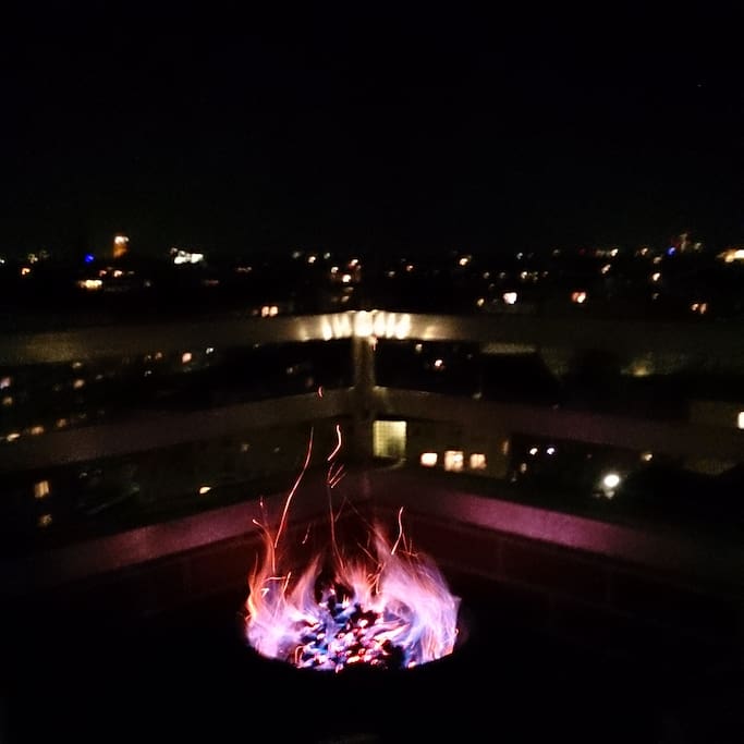 Ein Landmann-Grill steht auf dem Balkon ;)