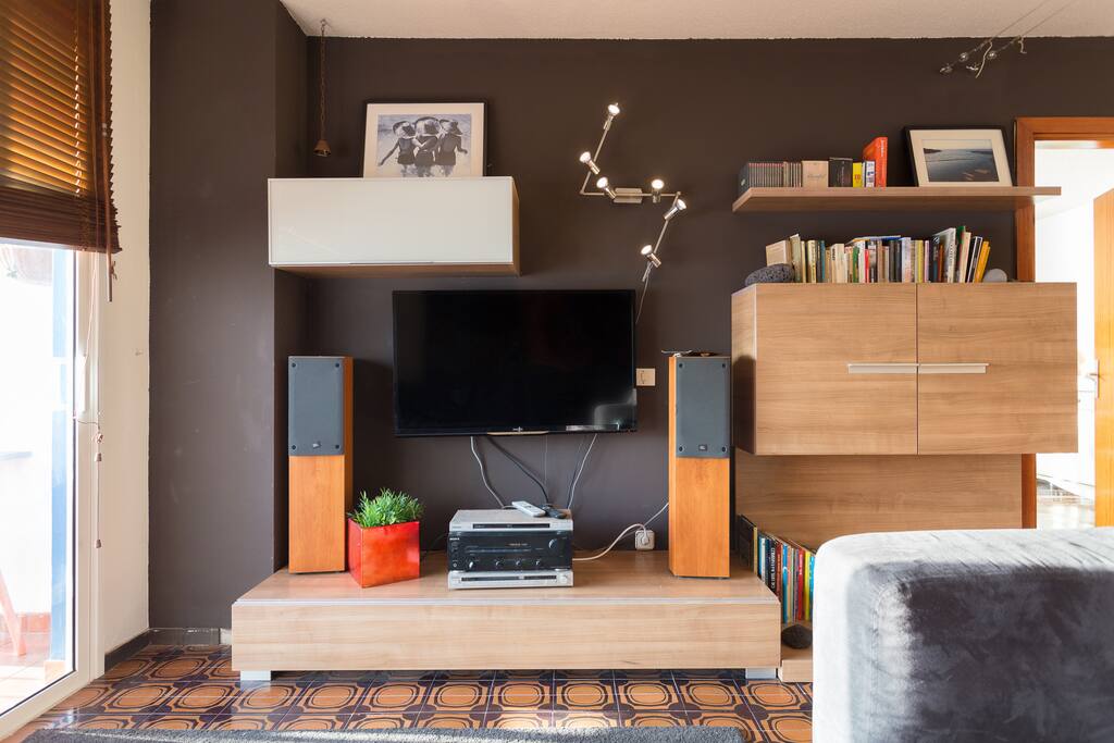 DVD's, CD's and books in various languages are at your disposal.