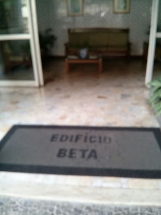 Foto após a entrada indo para o elevador