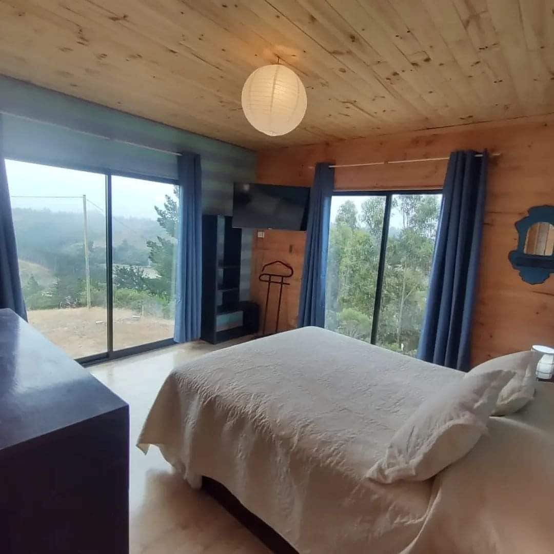 Kipande maradufu, mwonekano mzuri wa panoramu.
Sanduku la viti 2 la kitanda (godoro la kuhifadhi vitu anuwai limeinuliwa)
Perchero, starehe na droo 6, mishumaa 2 
Televisheni mahiri, 40".