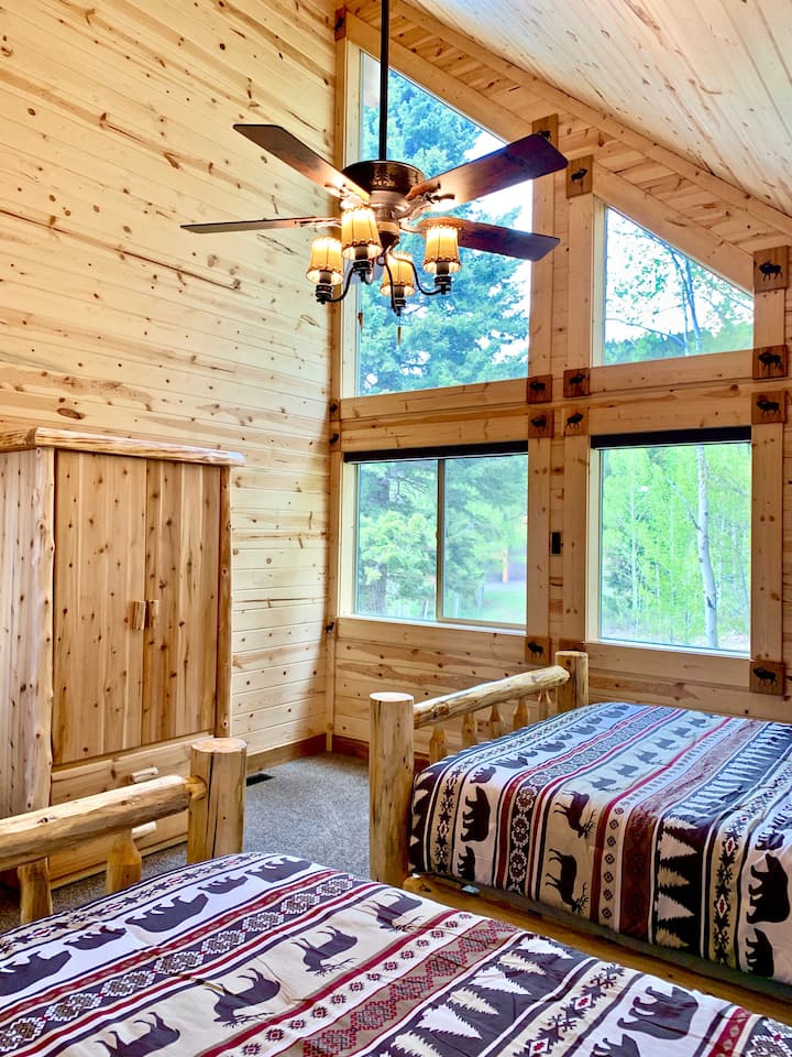 ห้องนอน 3 ชั้นบนพร้อมเตียงไม้ควีนไซส์ 2 หลัง เตียงไม้ในเคบินนี้ทำจากต้นสนที่หาได้ในท้องถิ่นและแต่ละชิ้นถูกปอกเปลือกด้วยมือ พวกเขาได้รับการขัดเกลาเสร็จสิ้นและประกอบด้วยความระมัดระวังโดยคริสและโซเนีย!