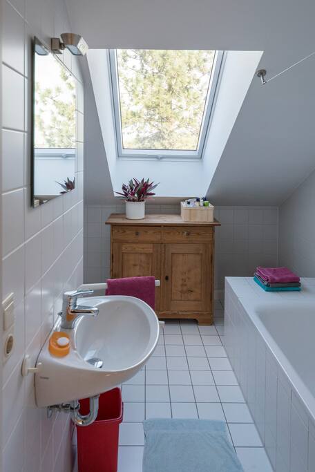 Privates Badezimmer mit Dusche/Badewanne, WC und allem, was dazugehört.