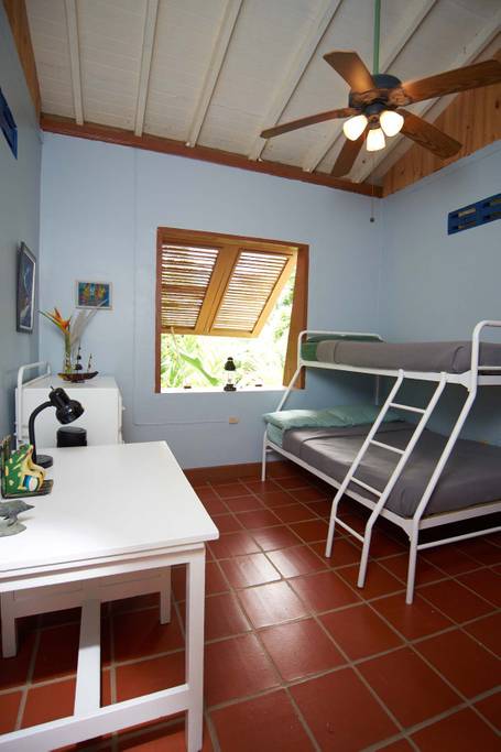 Erasmus Cove别墅2号卧室配有双人床和双层床。