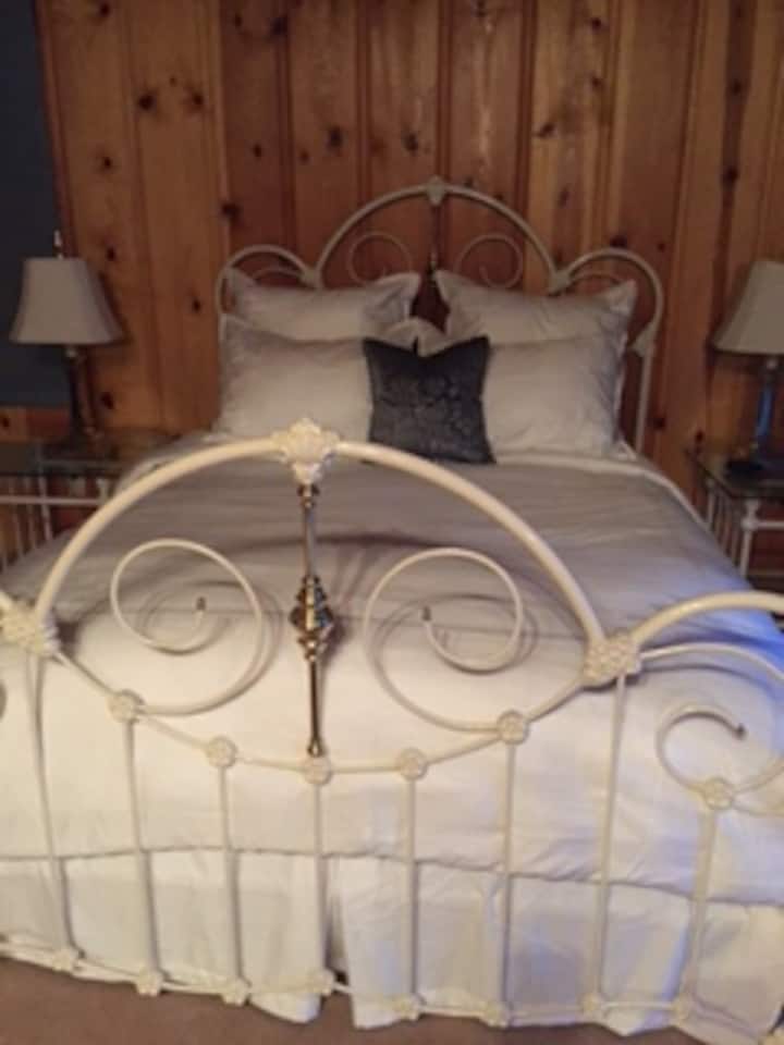 Cama del dormitorio principal: tamaño queen con edredón de plumas y almohadilla de colchón con calefacción.