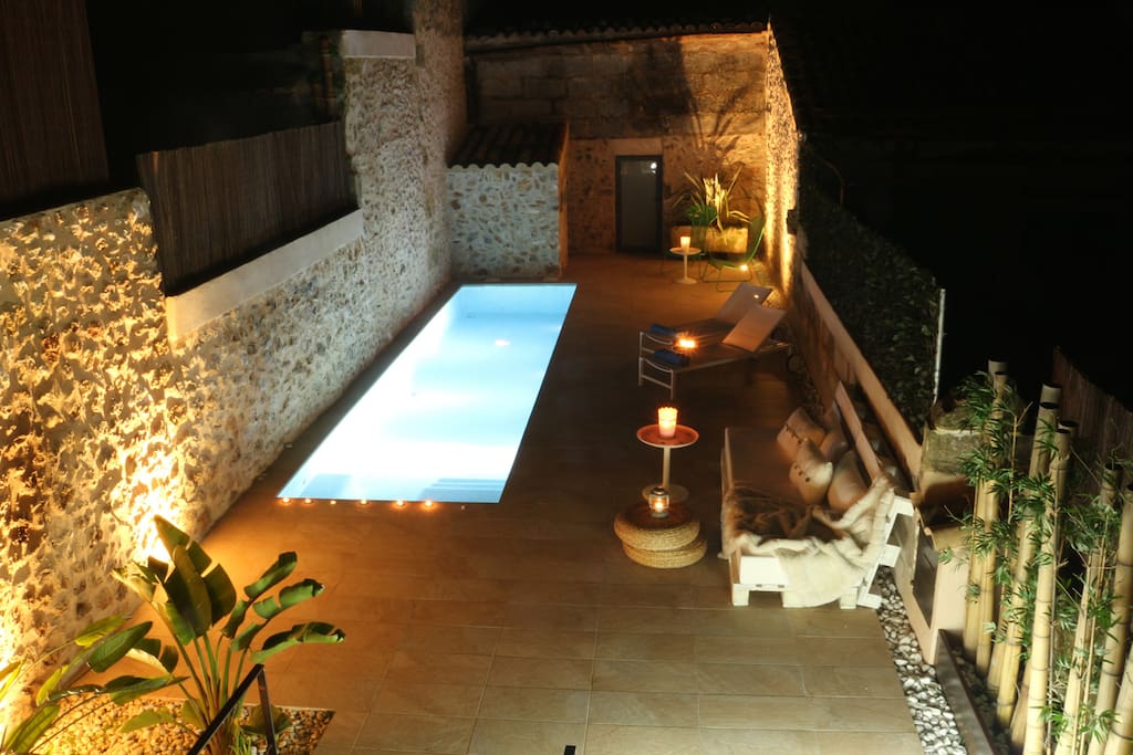 Iluminación nocturna en la piscina espectacular