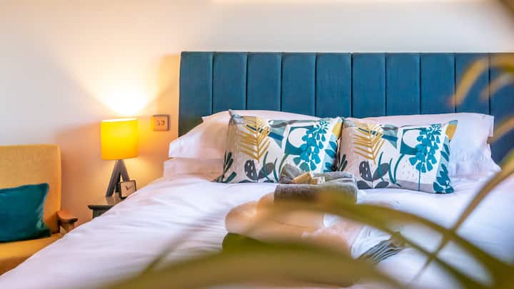 Dulces sueños en nuestra enorme cama Hypnos Superking, con frescas sábanas de algodón egipcio y vistas a todo el valle hasta el campo más allá.