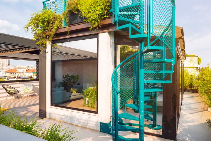 Luxury 3BR Penthouse w/Duomo View & Hot Tub gallery image 4