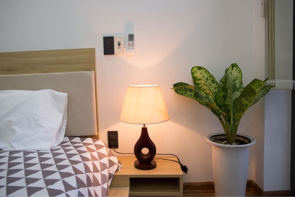 Tầng 2 Phòng ngủ chính có Giường cỡ King và phòng tắm riêng.