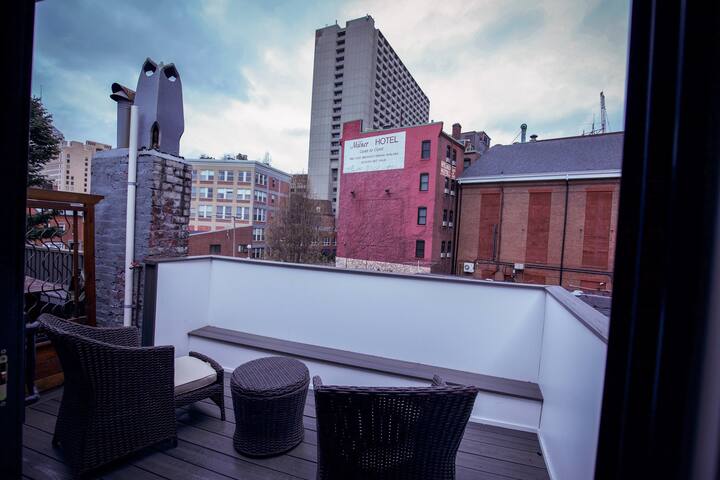 Spacious 3 Bed 2.5 Bath Home Top Loc. w/Parking gallery image 4