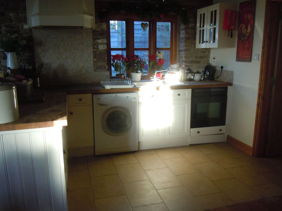 L shaped Kitchen has a washing machine